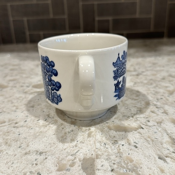 VINTAGE 1900’s~BLUE WILLOW~CHINOISERIE~3 CUPS & 4 SAUCERS~CHURCHILL ENGLAND~G23 - Picture 9 of 13